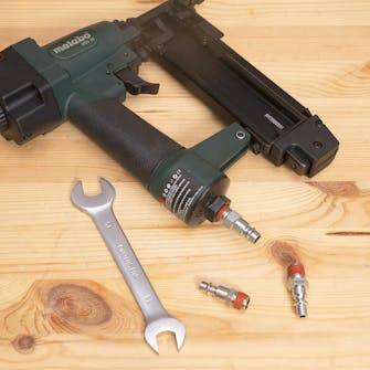 Paineilmanaulain: Metabon naulaimen mukana tulee kolme erilaista paineilmaletkun liitintä Paineilmanaulain: Metabon naulaimen mukana tulee kolme erilaista paineilmaletkun liitintä